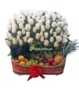 Canasta con fruta y rosas flores en cali